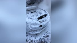 Car freezes as -21℃ temperatures hit northern China