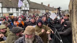 Chaotic clashes over Avon Vale fox hunt seen in Wiltshire, UK