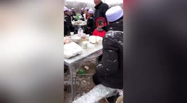 Wedding guests brave heavy snow in northern China