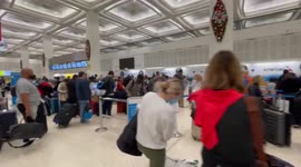 US: Travelers Line Up At Airports As Flight Cancellations Continue 2