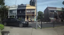 Disaster - Red light runner nearly takes out cyclist - Close call - near miss