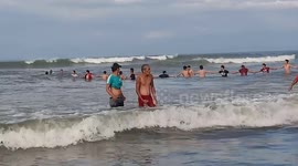Hero beachgoers form human chain to save drowning tourist in the Philippines