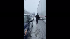 Man starts walking in middle of Tennessee freeway amidst snowstorm traffic