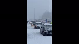 Newsflare Edit - US: Kentucky Interstates Closed As Icy Conditions Cause More Than Hundred Of Crash
