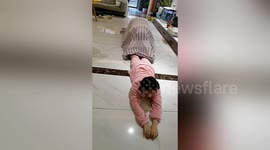 Father plays real-life 'Snake' game with children at home during COVID-19 lockdown in China