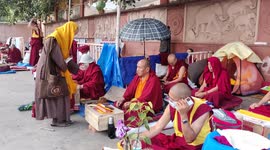 A Vetnam Lady trying to message mention social distancing & mask own daily life in Padamic