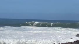 Big wave em surfer Waimea bay hawaii Oahu