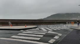 Imprudencias frente al temporal de olas en San Sebastián. El fuerte oleaje impactando en el espigón de la Zurriola no detuvo a un ciudadano que paseaba por la zona.