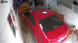 Inexperienced driver smashes car into restaurant in China