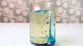 YouTuber makes DIY lava lamp using vinegar and vegetable oil