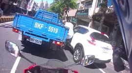 ACCIDENT / FAIL: Elderly driver carelessly opens car door into a truck driver (Dashcam Video)