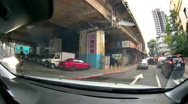 IDIOT ON THE ROAD: Reckless driver causes traffic jam after overtaking (Dashcam Video)