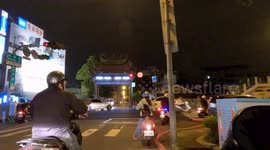POLICE CHASE: Moped rider skips red light in front of a traffic enforcer (Dashcam Video)