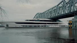 Amazing scenes as superyacht SQUEEZES under bridges with 12CM CLEARANCE