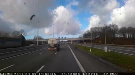 Truck tire blows out on Belgian highway leaving rubber chunks on road