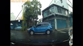 ACCIDENT / FAIL: Toyota driver with limited vision causes a crash (Dashcam Video)