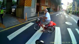ROAD RAGE: Moped rider almost wipes out a cyclist on a pedestrian crossing (Dashcam Video)