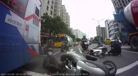 Bus driver pulls out into traffic causing multiple moped pile-up (Dashcam Video)