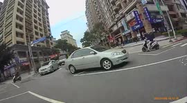 ROAD RAGE: Careless driver almost causes moped rider to crash (Dashcam Video)