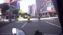 IDIOT ON THE ROAD: Reckless moped rider sways side to side in between traffic (Dashcam Video)