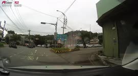 ACCIDENT / FAIL: Careless moped rider skips red light causing a serious accident (Dashcam Video)
