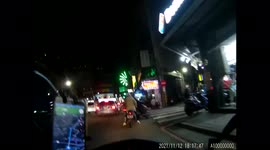ACCIDENT / FAIL: Female moped rider hits delivery rider and drives off (Dashcam Video)