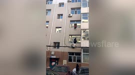 Firemen rescue 5-year-old sitting on second-floor window ledge in China