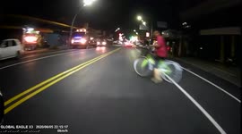 ROAD RAGE: Cyclist’s lack of patience almost gets him in a serious accident (Dashcam Video)