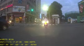 RECKLESS DRIVING: Driver risks skipping through a red light and cuts off a moped (Dashcam Video)