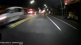 Terrifying near-misses on Taiwan's roads: Impatient cyclist nearly killed, bikers nearly knocked over (Dashcam Video)