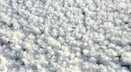 Breathtaking ice crystals appear on frozen lake in northwest China