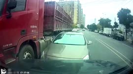 Chinese motorist attempts to stop men in car allegedly siphoning diesel from truck