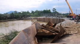 People build new bridge in Kampung Bemban, Malaysia to restore communications