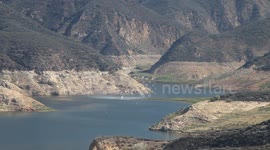 Fire helicopter leaves lake after loading tank (Castaic Warm Fire) V18938
