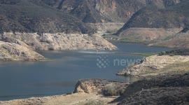 Fire helicopter leaves lake after loading tank (Castaic Warm Fire) V18947