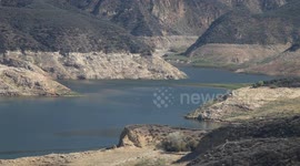 Fire helicopter leaves lake after loading tank (Castaic Warm Fire) V18948
