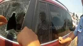 1岁孩子被困车内 民警砸车窗施救