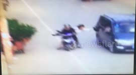 Man drags passenger off scooter in robbery
