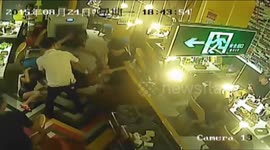 Waiter pours hot water over customer's head ++GRAPHIC++