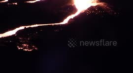 The lava flows out of the glowing crater (Piton de la Fournaise, Réunion)