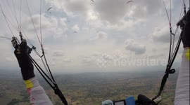 Crazy crowded air during Paragliding World Championships