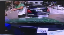 的哥无意挡路 竟撕钱报复