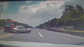 货车匆忙变道 引发三车相撞