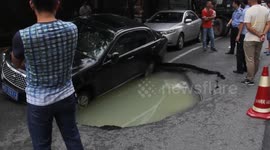 The road surface subsidence car was stuck in the pit