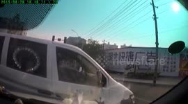 两车相撞 视频还原撞车瞬间