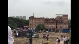 奔驰车闯拆迁现场撞人 遭多名黑衣人暴打