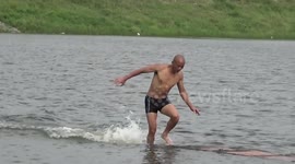 Shaolin monk 'runs on water' for 125 metres