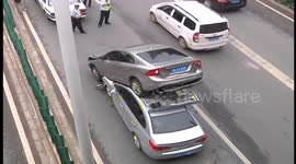 昆明发生离奇车祸 两车追尾前车被铲起