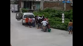Good Samaritans lift minivan up to free trapped toddler