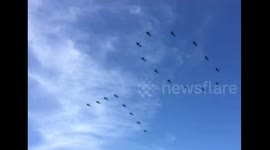 红旗以时速180公里空中掠过不破损
